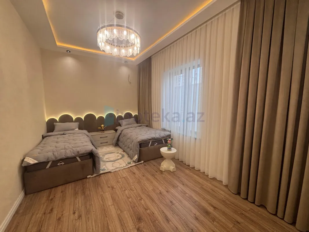 Satılır 4 otaqlı mənzil 140 m²