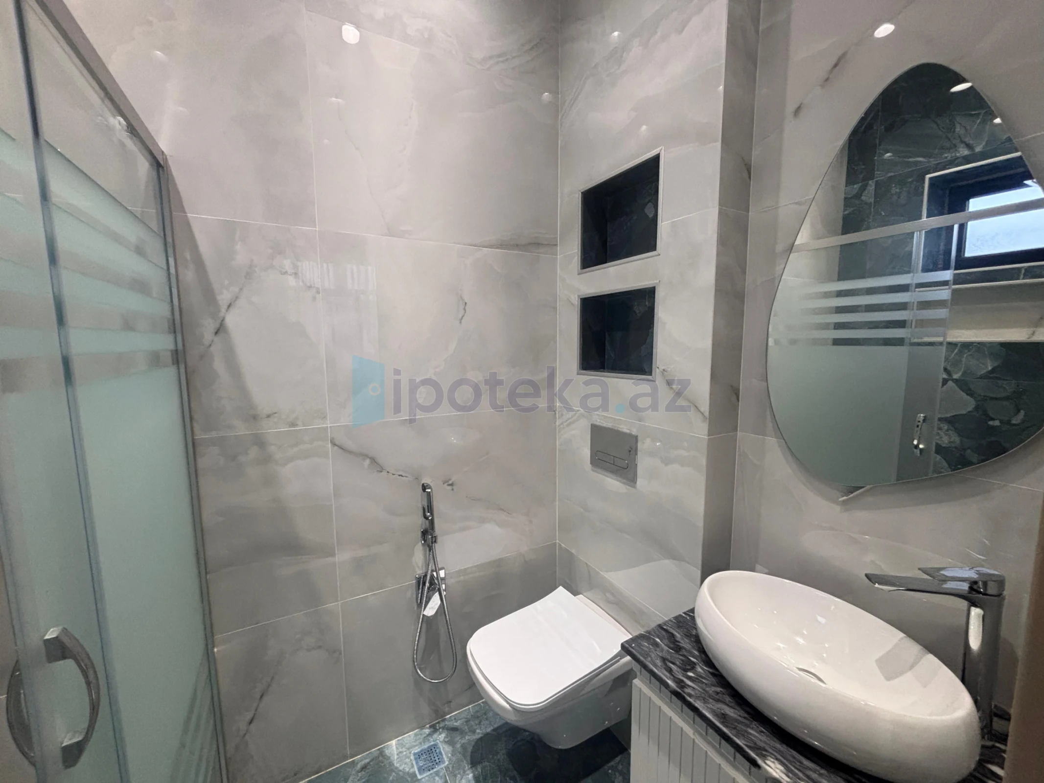 Satılır 5 otaqlı mənzil 220 m²