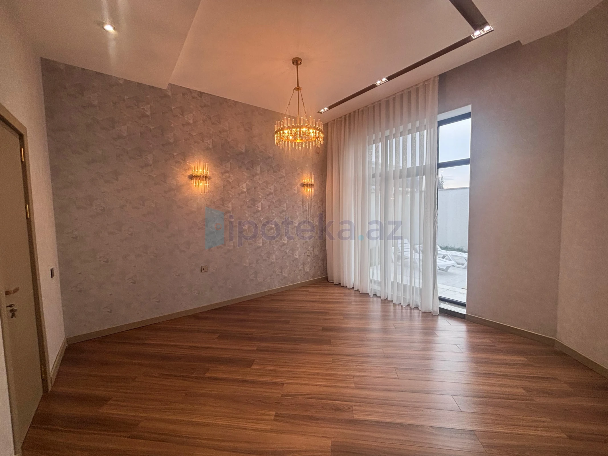 Satılır 5 otaqlı mənzil 220 m²