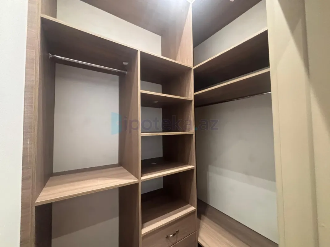 Satılır 5 otaqlı mənzil 220 m²