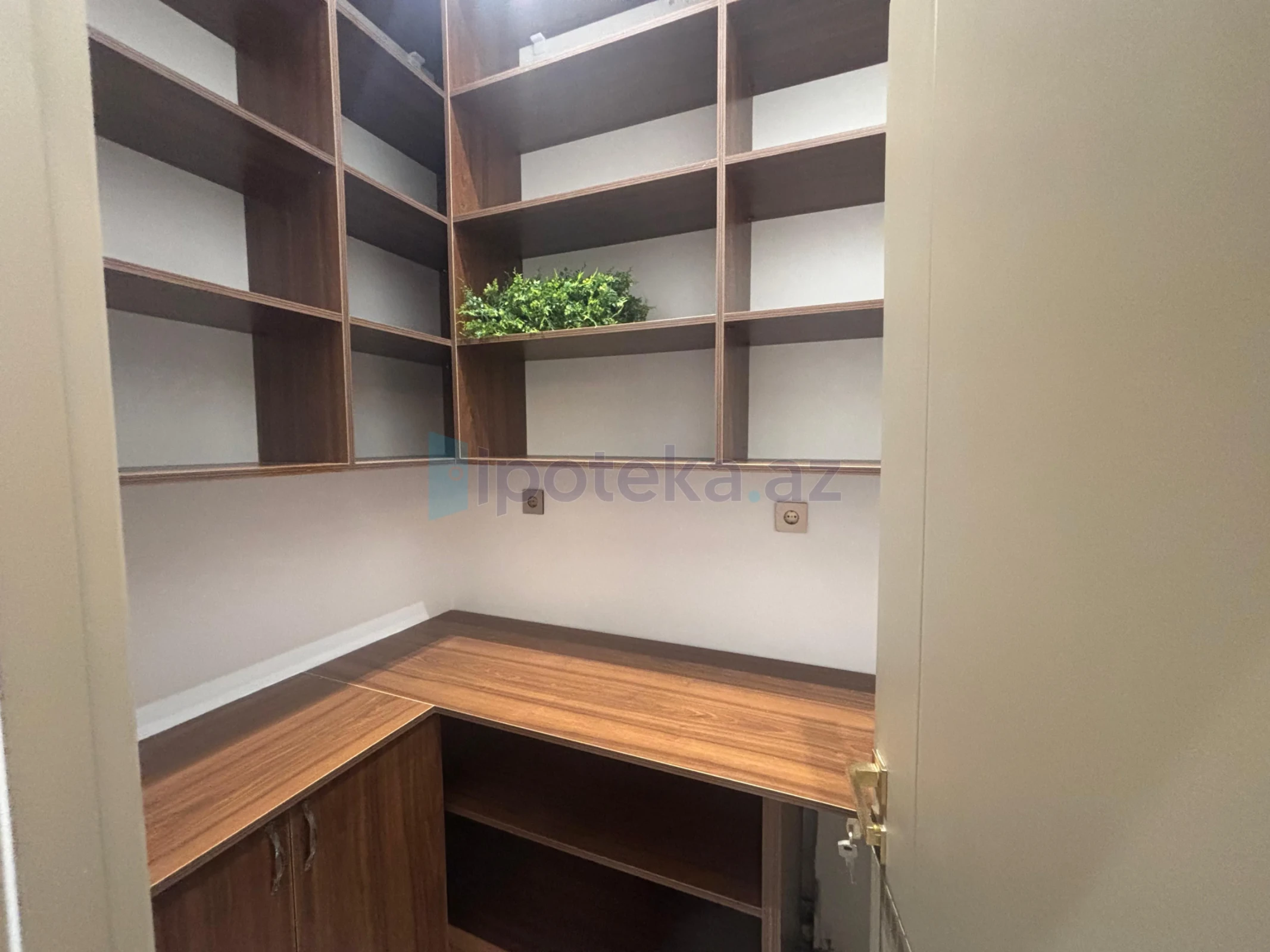 Satılır 5 otaqlı mənzil 220 m²