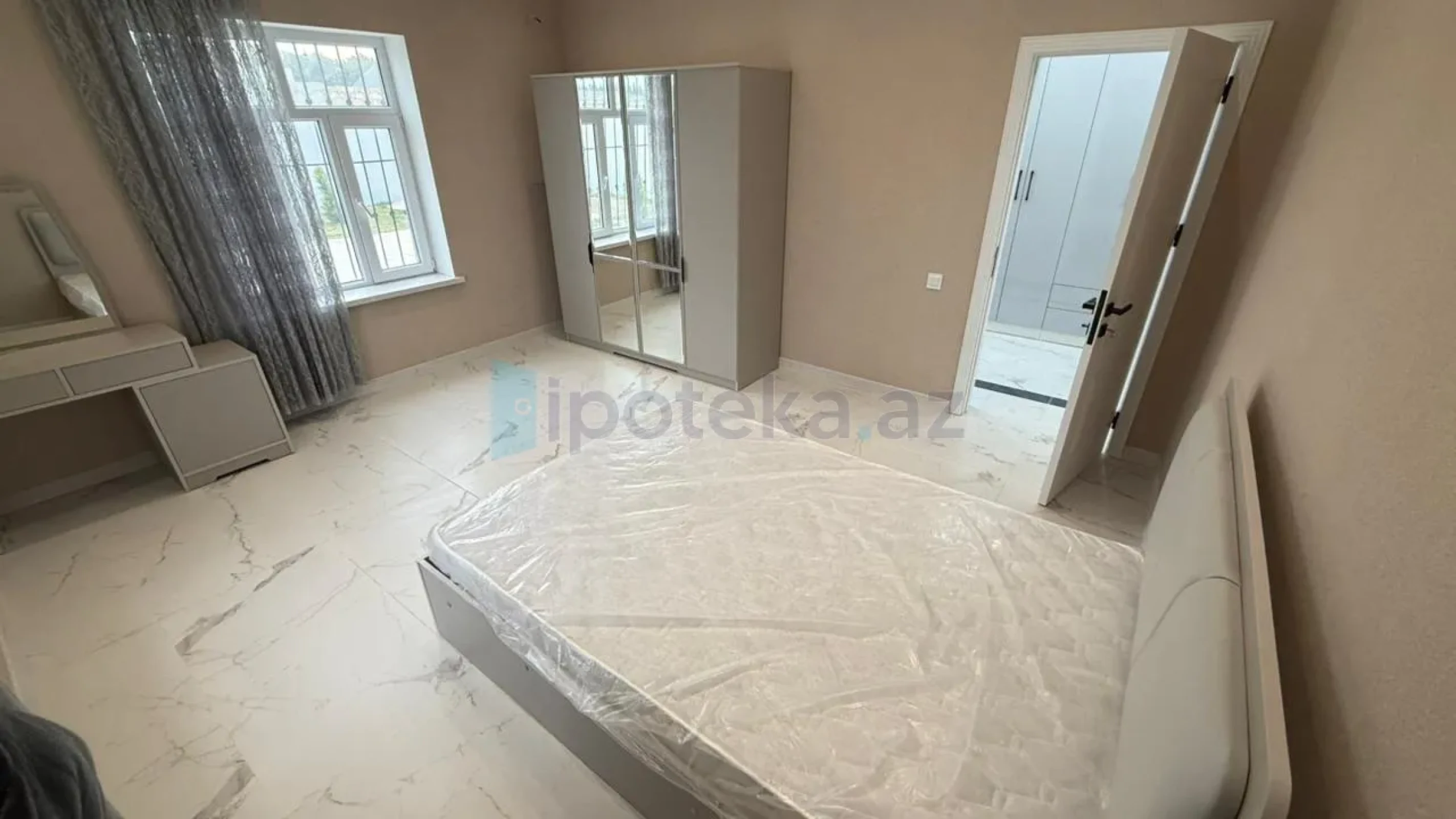 Satılır 3 otaqlı həyət evi 250 m²