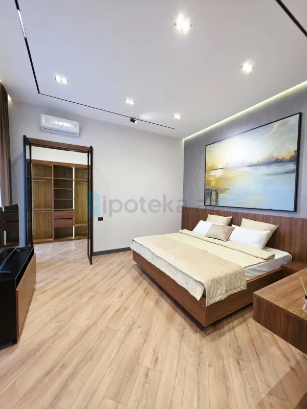 Satılır 5 otaqlı mənzil 260 m²