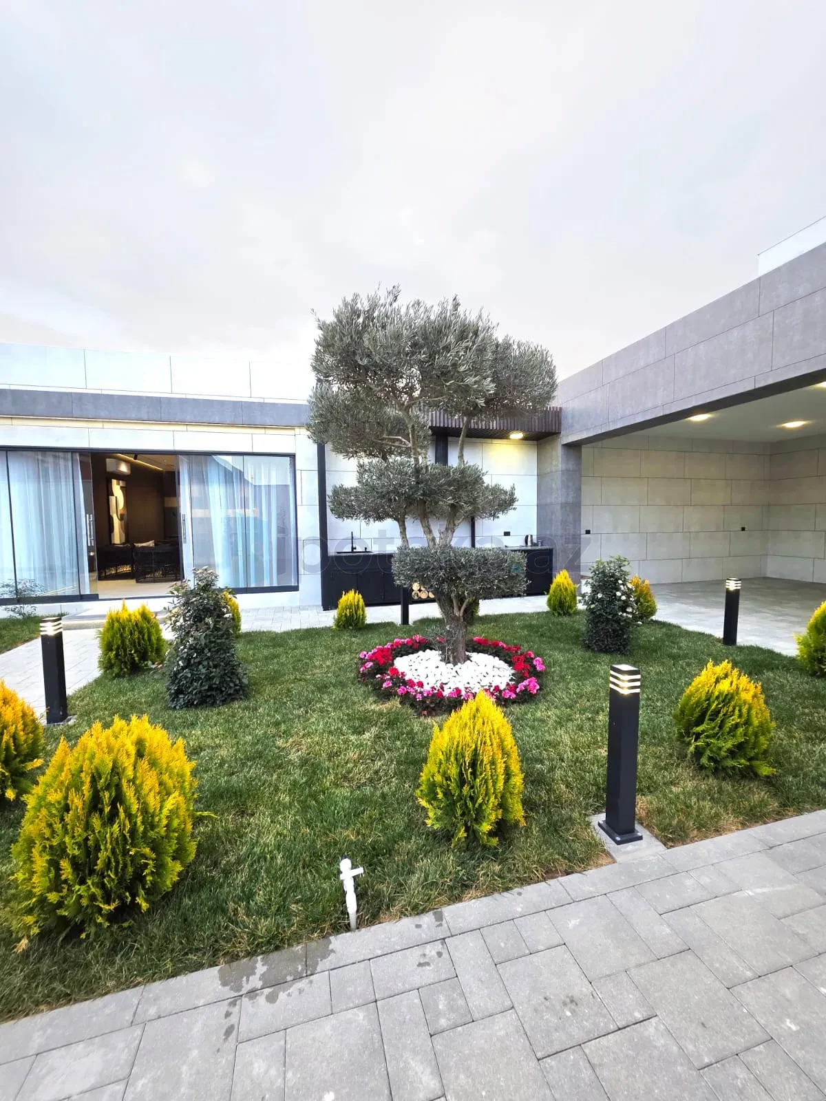 Satılır 5 otaqlı mənzil 230 m²