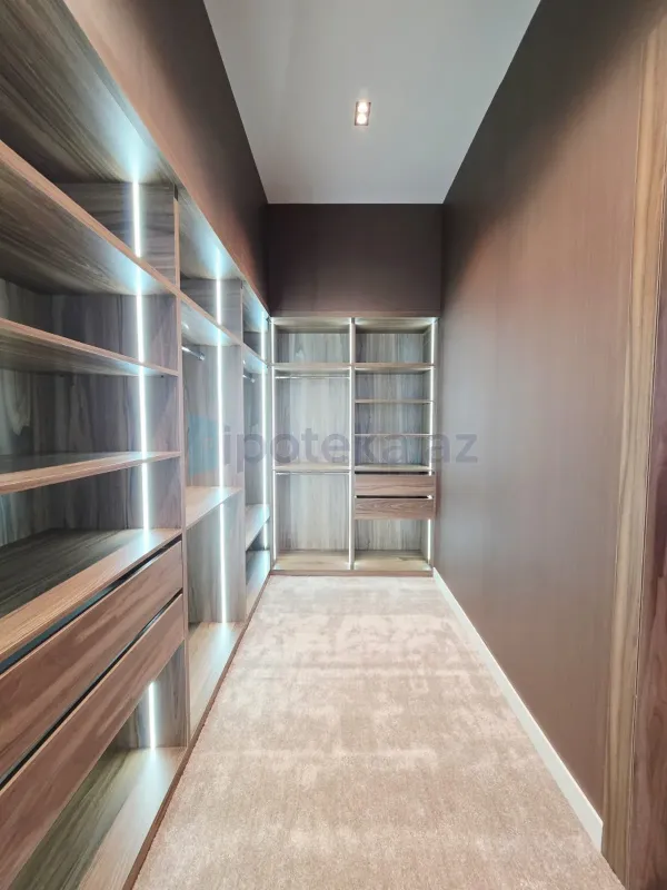 Satılır 5 otaqlı mənzil 230 m²