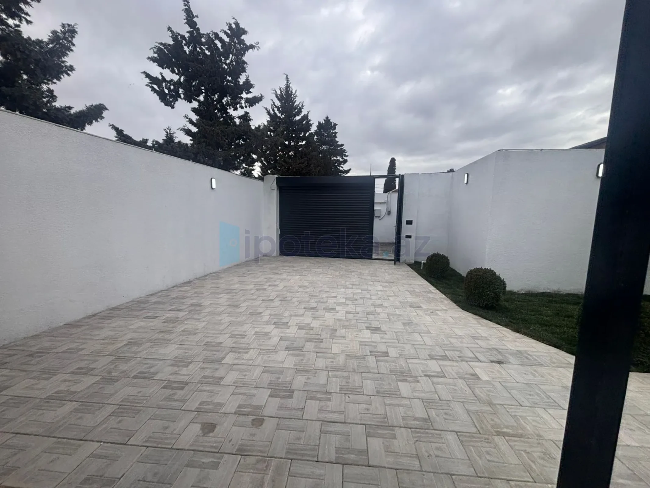 Satılır 4 otaqlı mənzil 140 m²