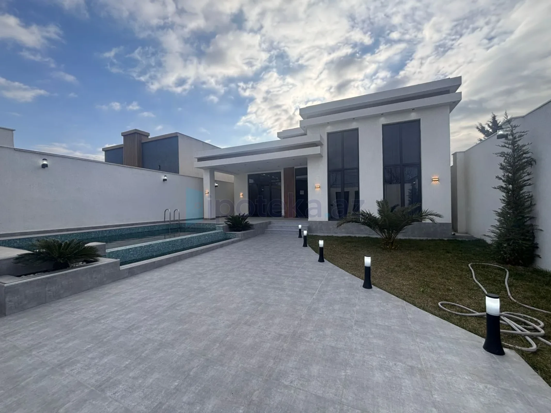 Satılır 4 otaqlı mənzil 160 m²