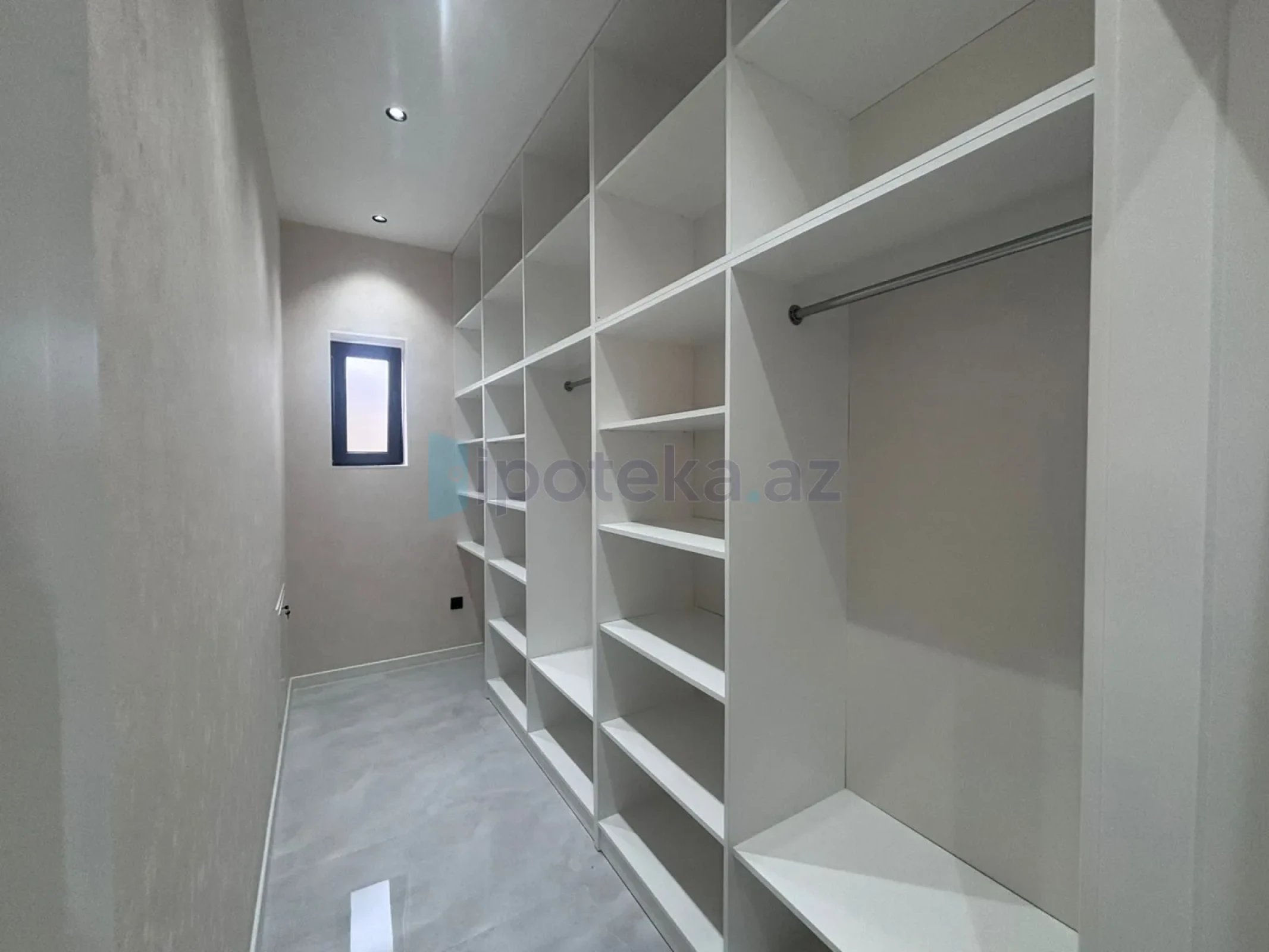 Satılır 4 otaqlı mənzil 160 m²