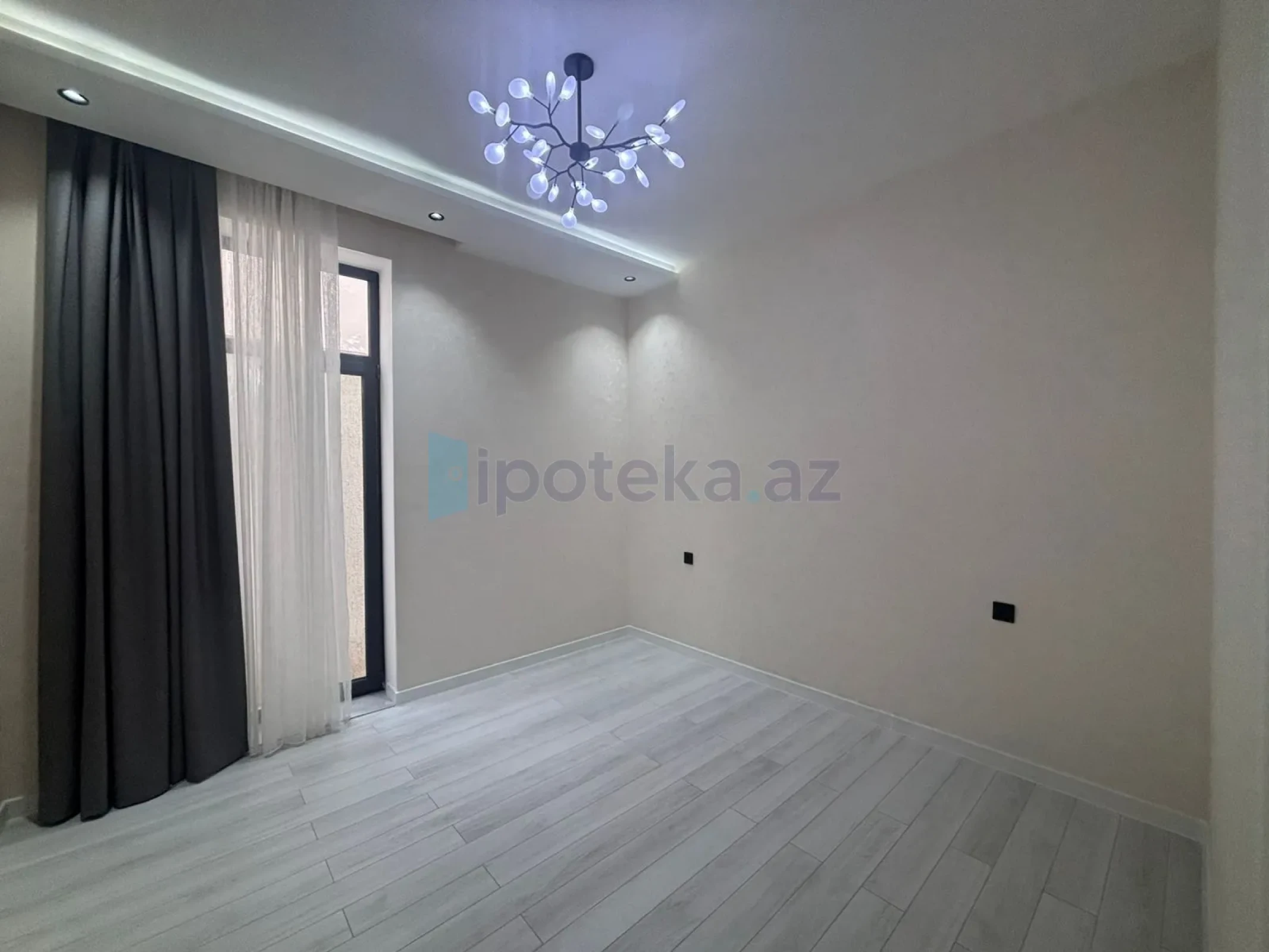 Satılır 4 otaqlı mənzil 160 m²