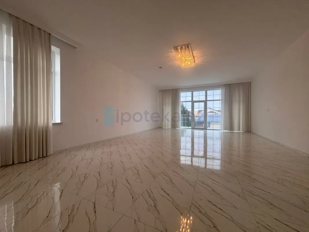 Satılır 4 otaqlı mənzil 330 m²