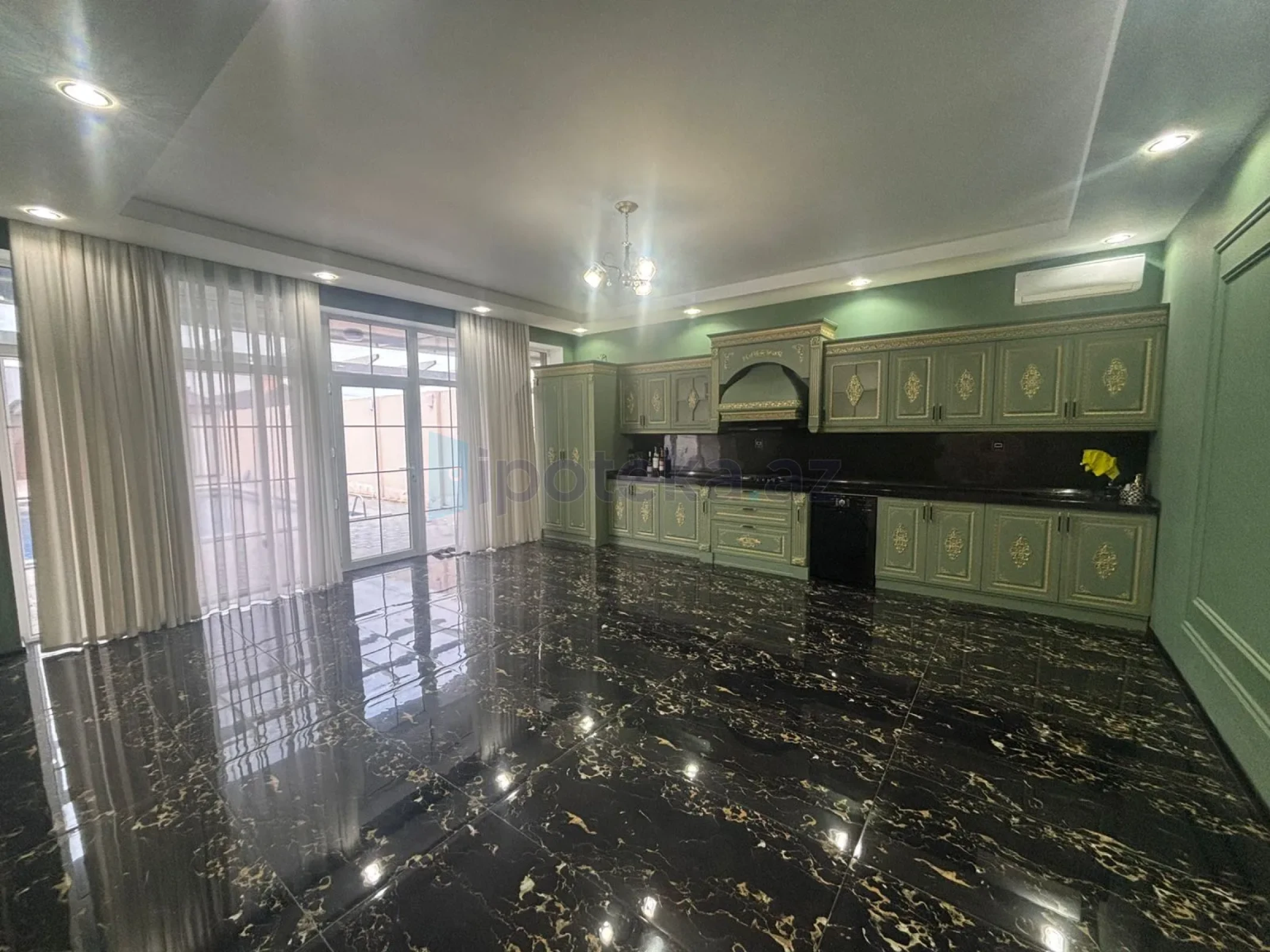 Satılır 4 otaqlı mənzil 330 m²