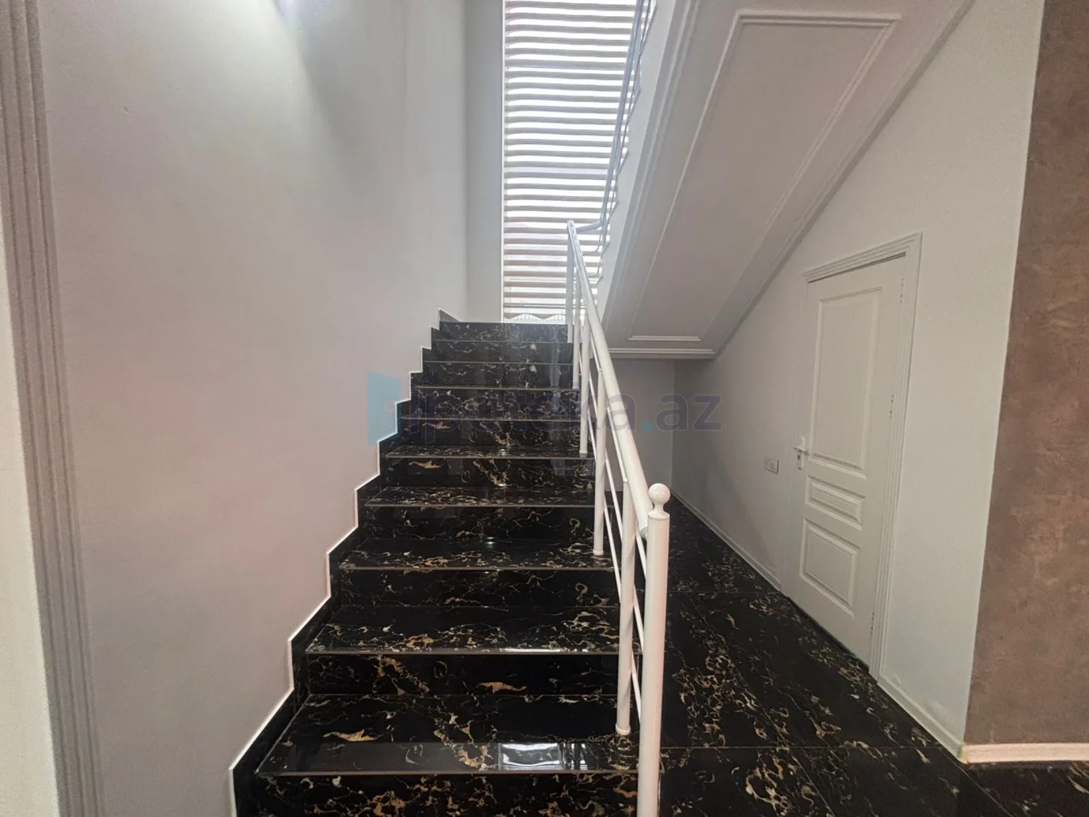 Satılır 4 otaqlı mənzil 330 m²