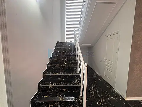 Satılır 4 otaqlı mənzil 330 m²
