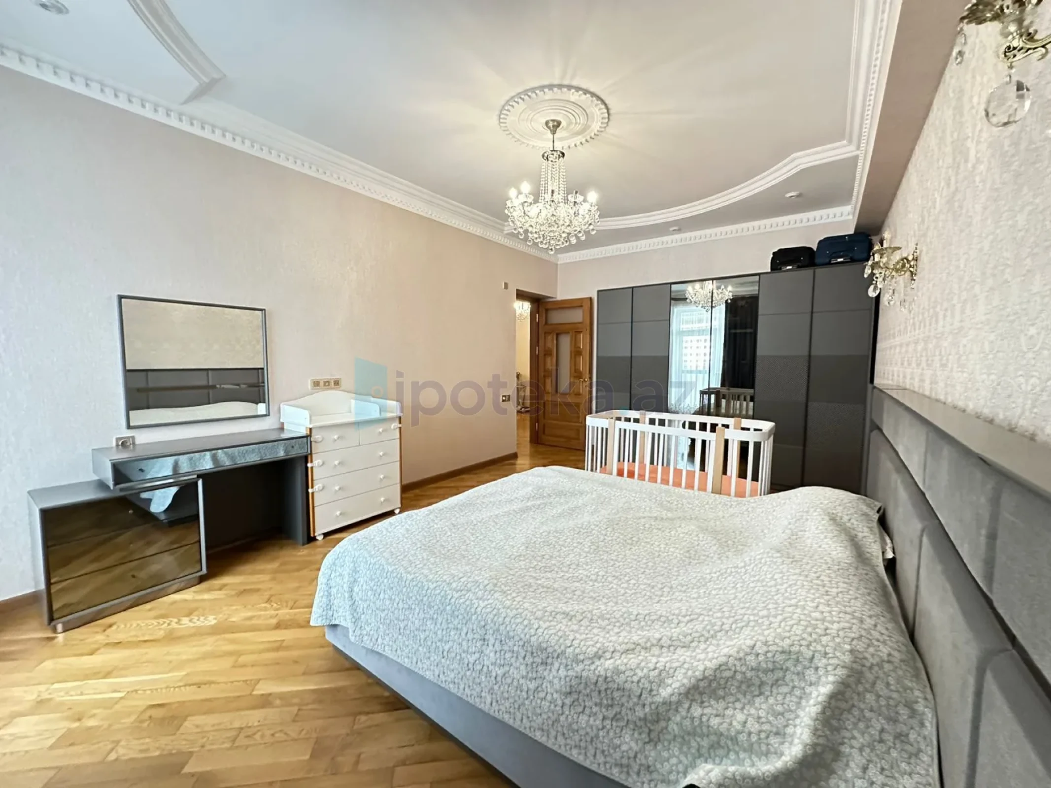 Satılır 4 otaqlı yeni tikili 175 m²