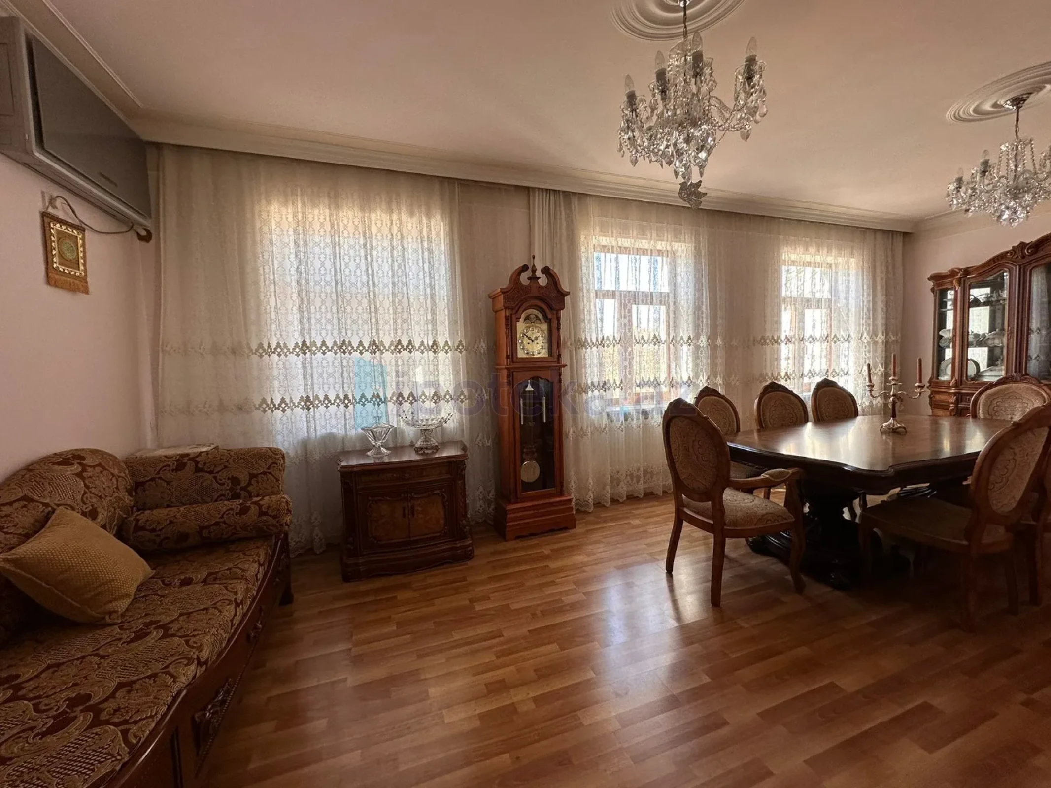 Satılır 8 otaqlı həyət evi 250 m²