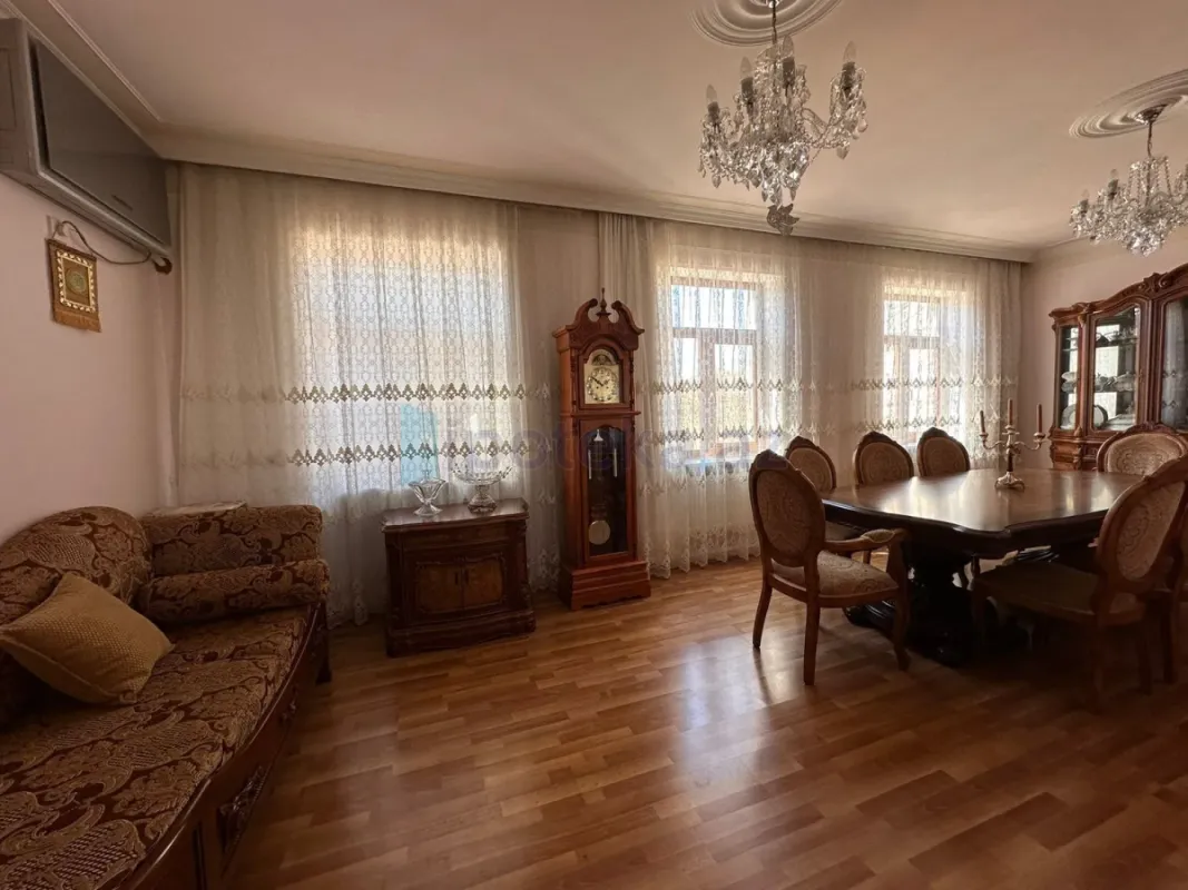 Satılır 8 otaqlı həyət evi 250 m²