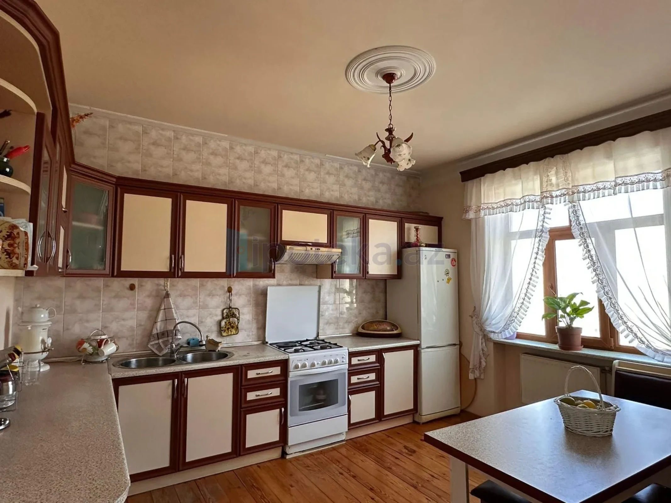 Satılır 8 otaqlı həyət evi 250 m²