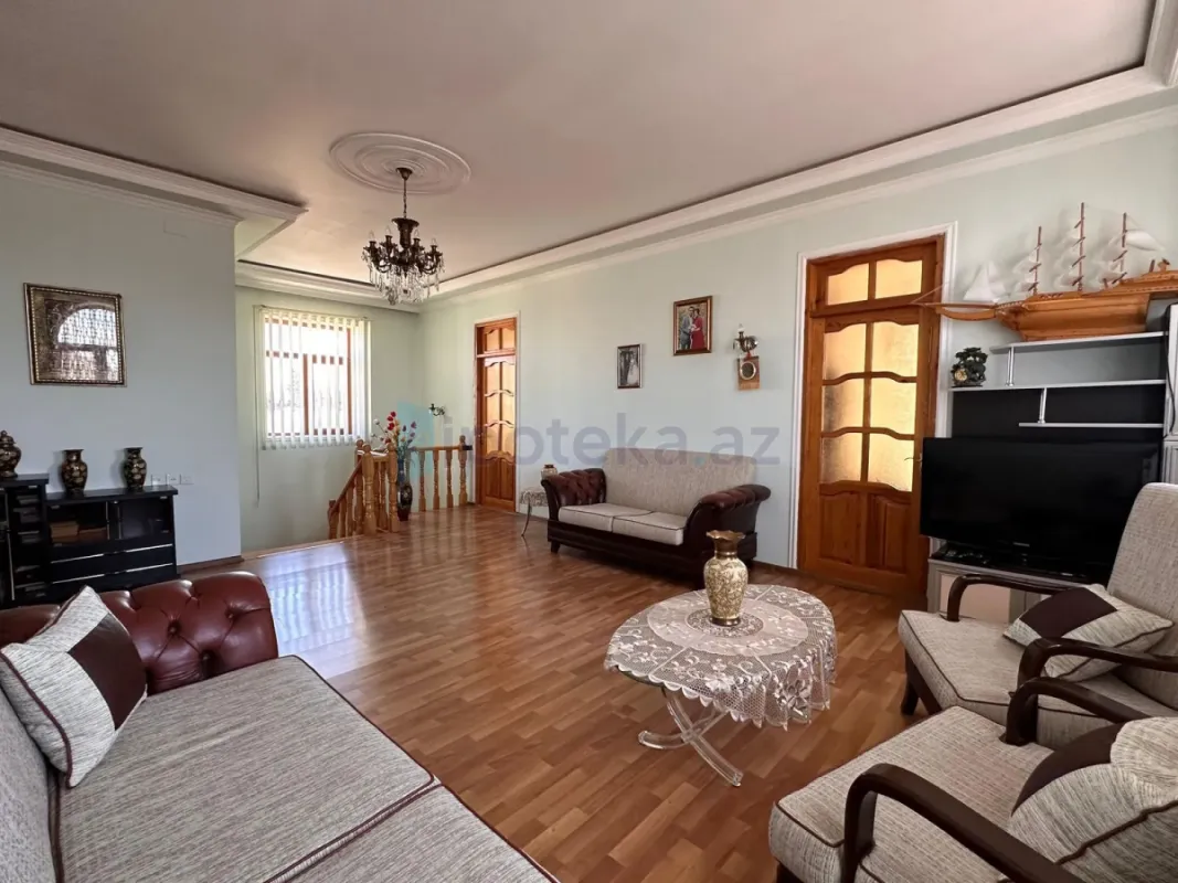 Satılır 8 otaqlı həyət evi 250 m²