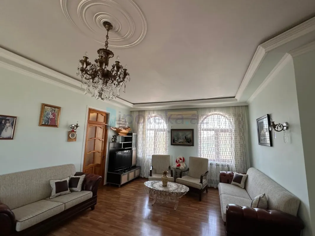 Satılır 8 otaqlı həyət evi 250 m²