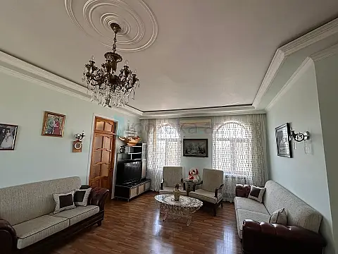 Satılır 8 otaqlı həyət evi 250 m²
