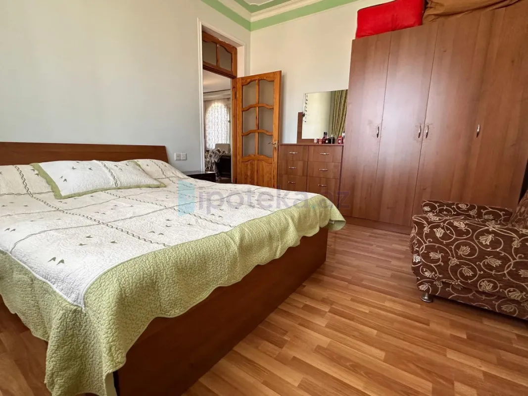 Satılır 8 otaqlı həyət evi 250 m²