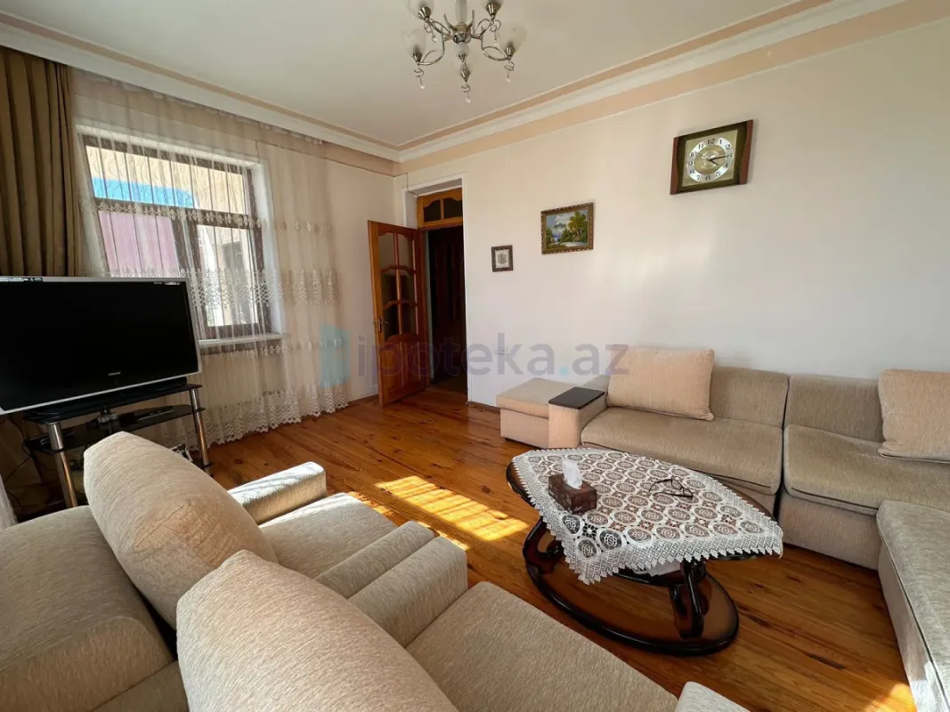 Satılır 8 otaqlı həyət evi 250 m²