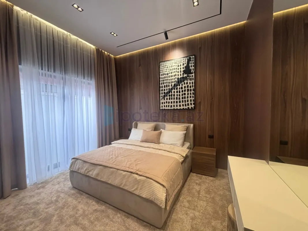 Satılır 5 otaqlı mənzil 250 m²