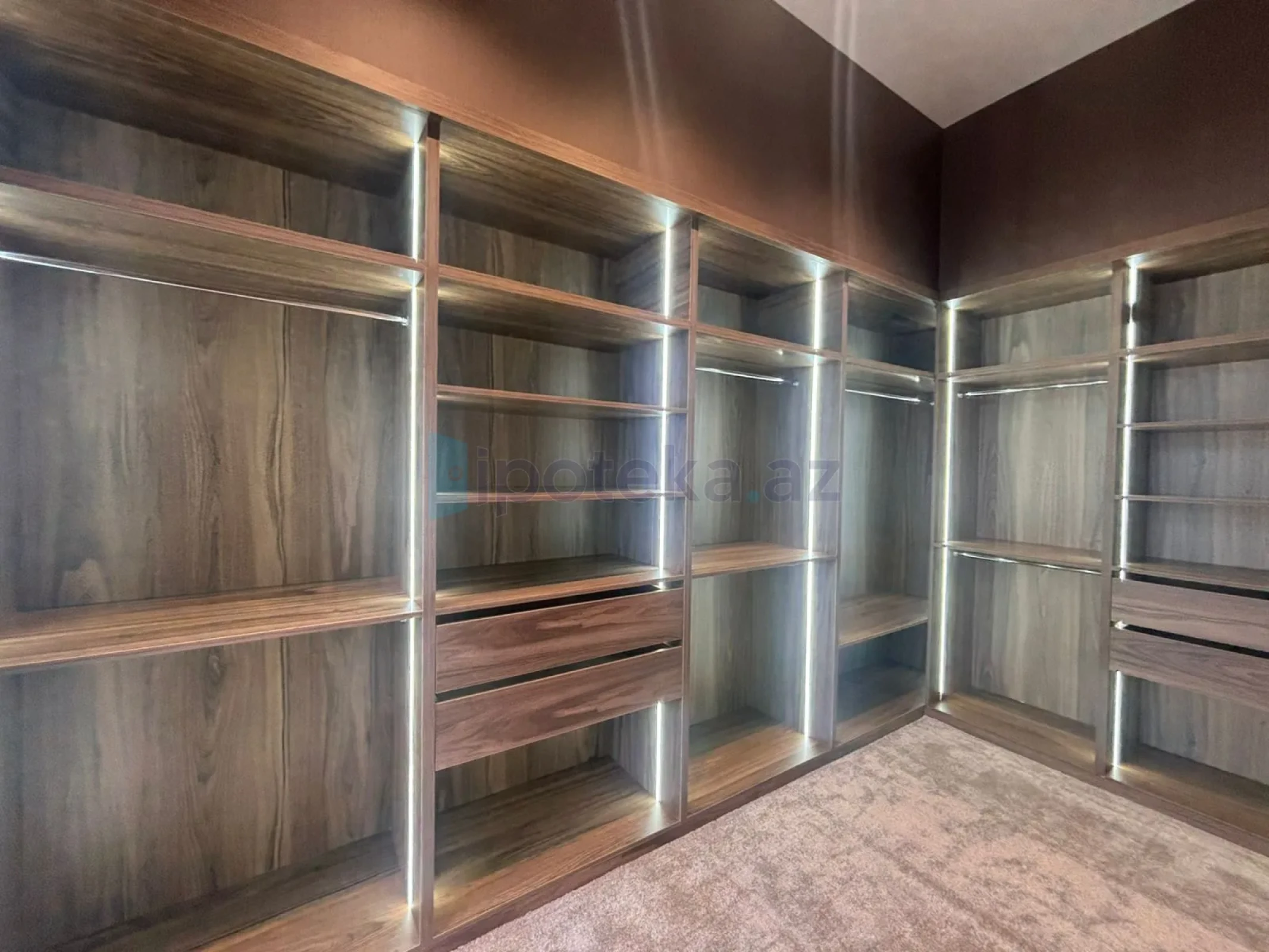 Satılır 5 otaqlı mənzil 250 m²