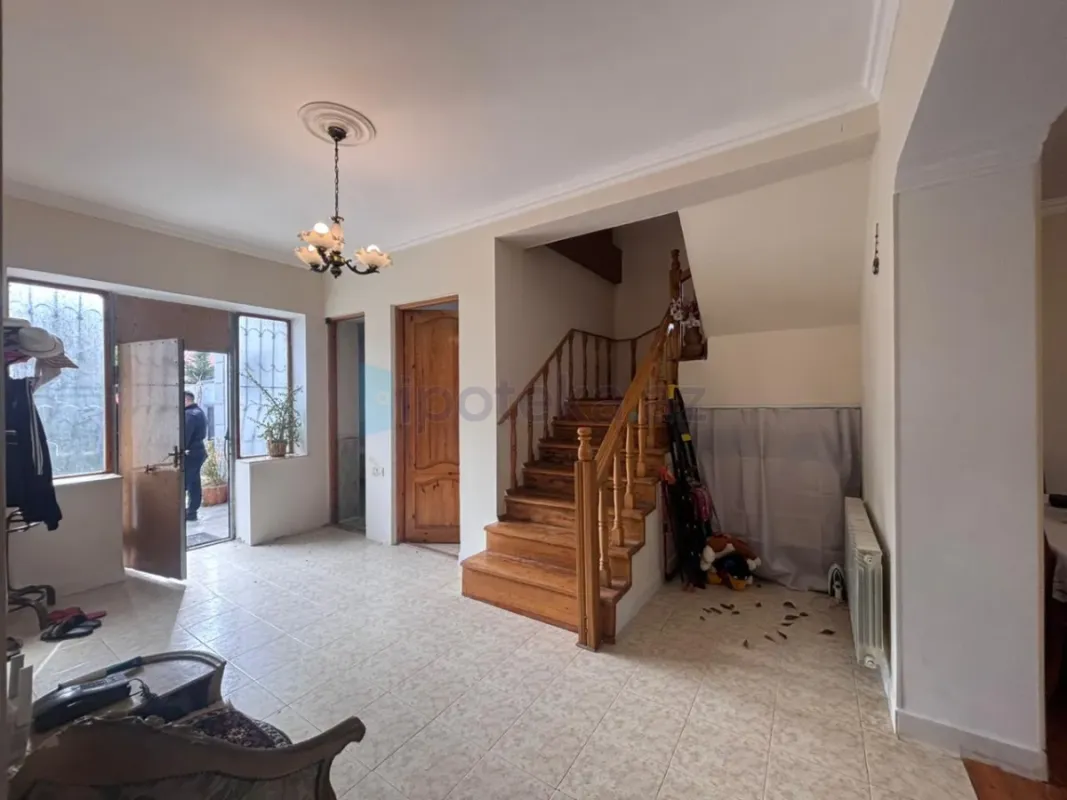 Satılır 5 otaqlı mənzil 250 m²