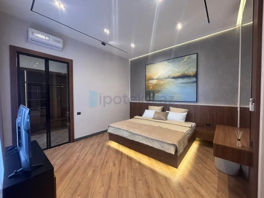 Satılır 5 otaqlı mənzil 260 m²