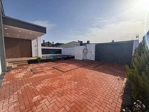 Satılır 4 otaqlı mənzil 145 m²
