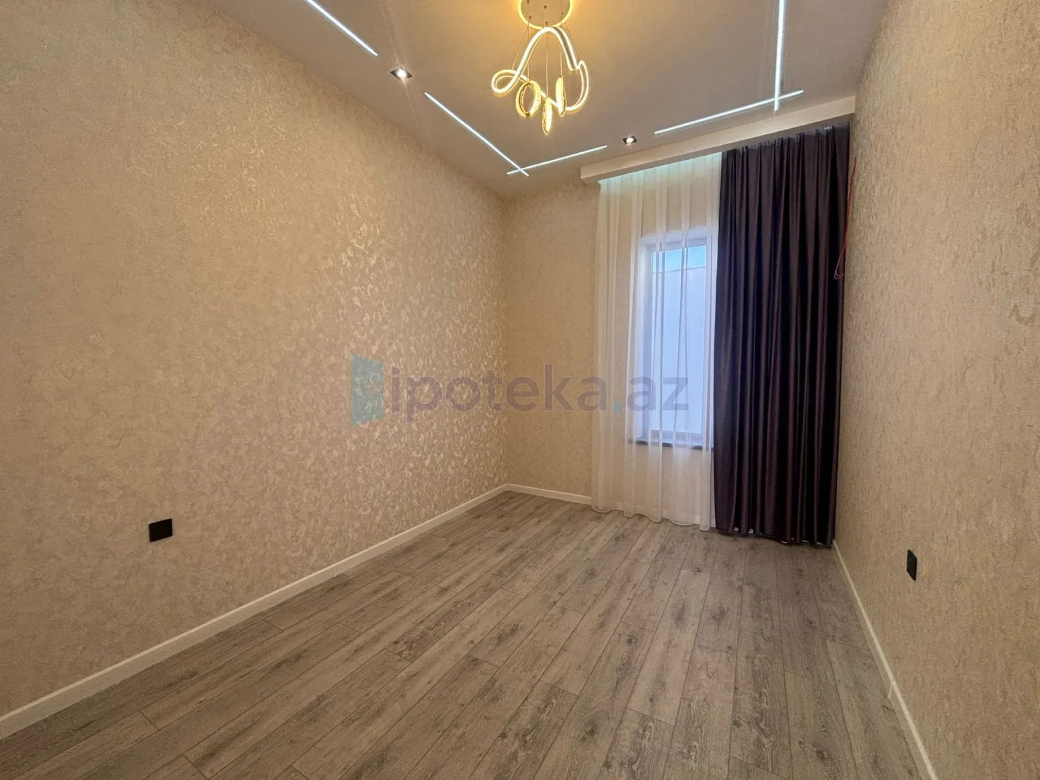 Satılır 4 otaqlı mənzil 145 m²