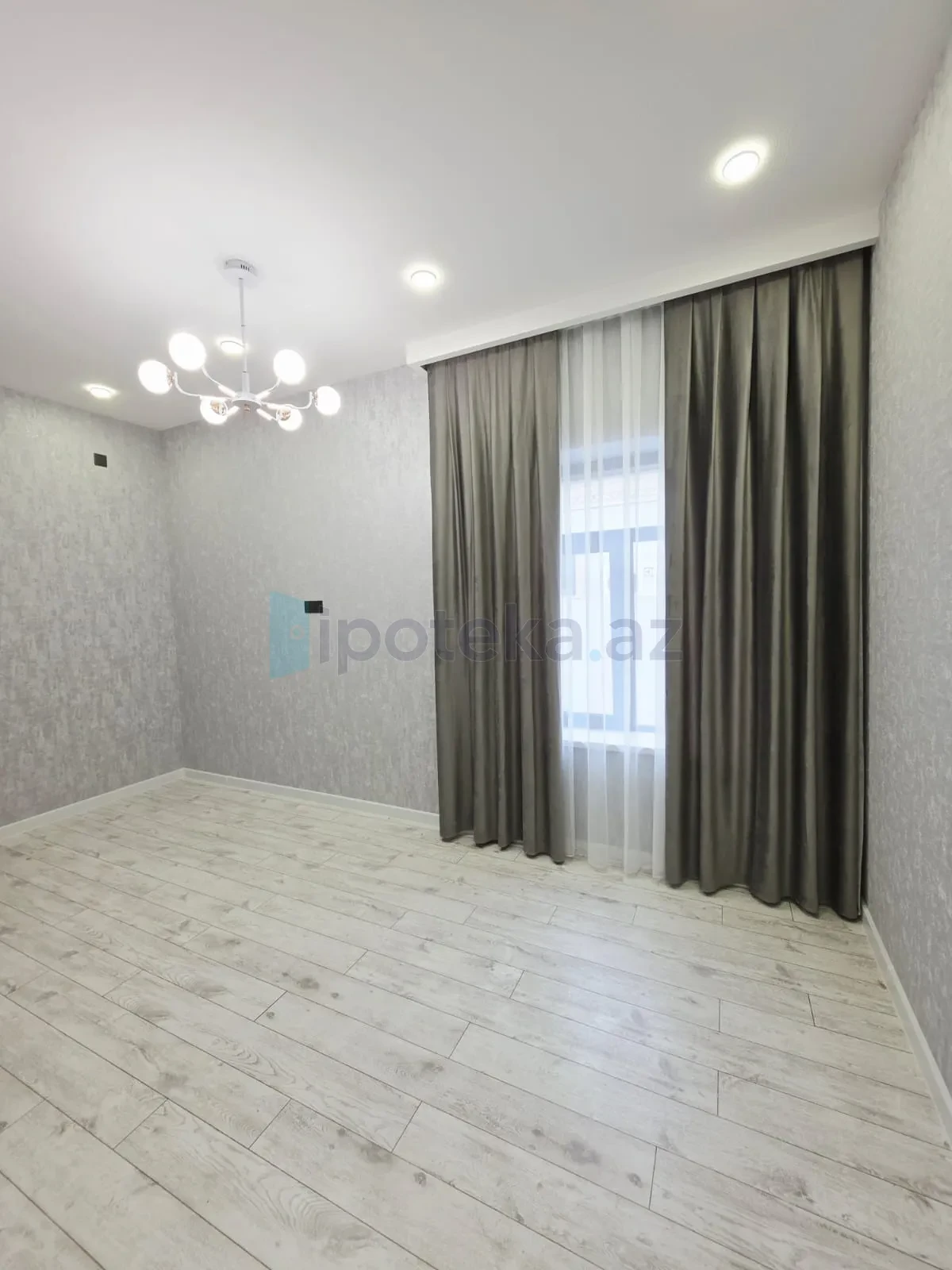 Satılır 4 otaqlı mənzil 160 m²