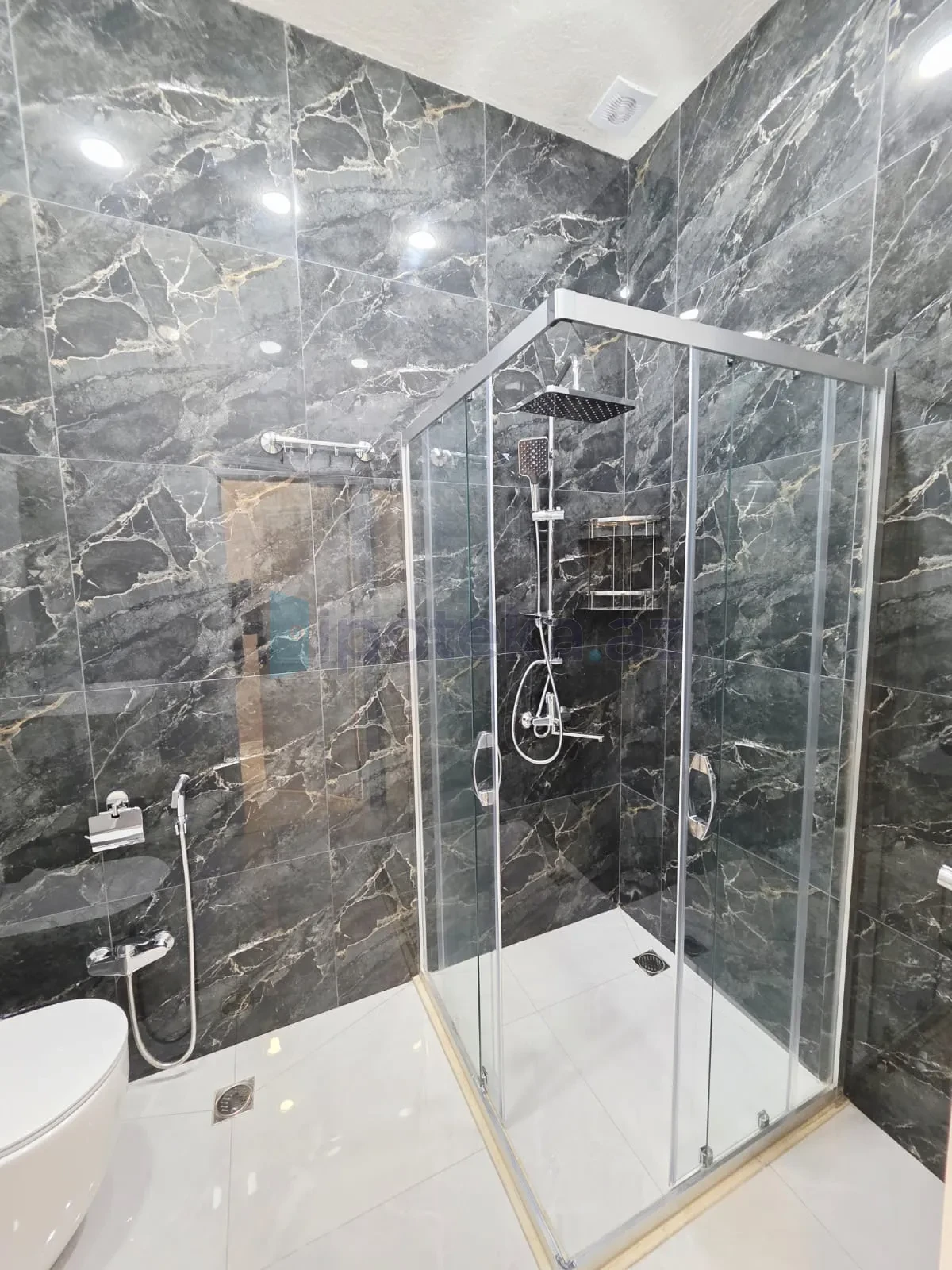 Satılır 4 otaqlı mənzil 160 m²