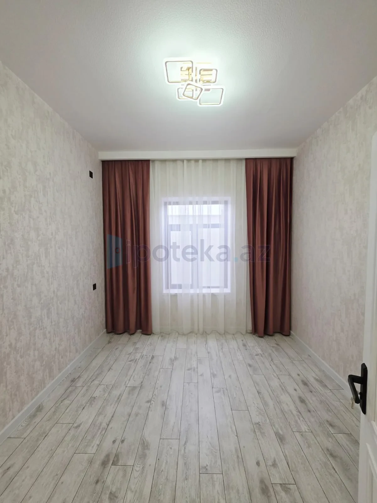Satılır 4 otaqlı mənzil 160 m²