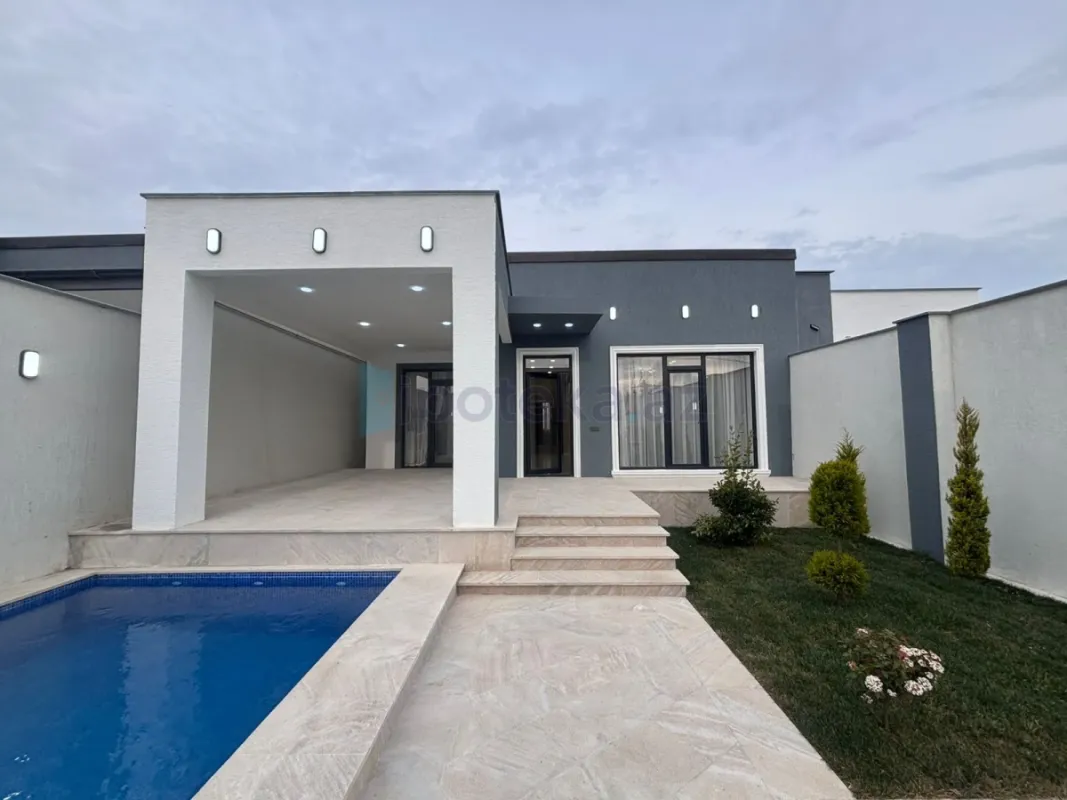 Satılır 4 otaqlı mənzil 135 m²
