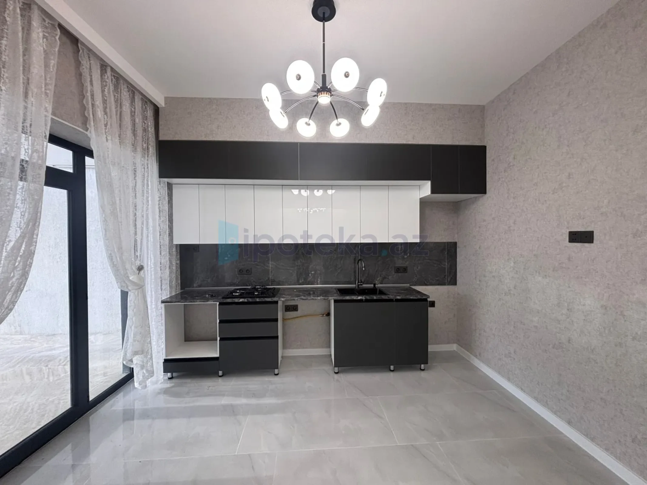 Satılır 4 otaqlı mənzil 135 m²