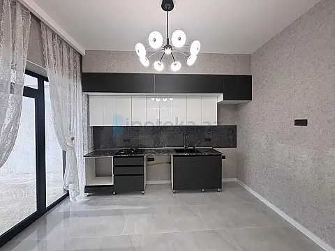 Satılır 4 otaqlı mənzil 135 m²
