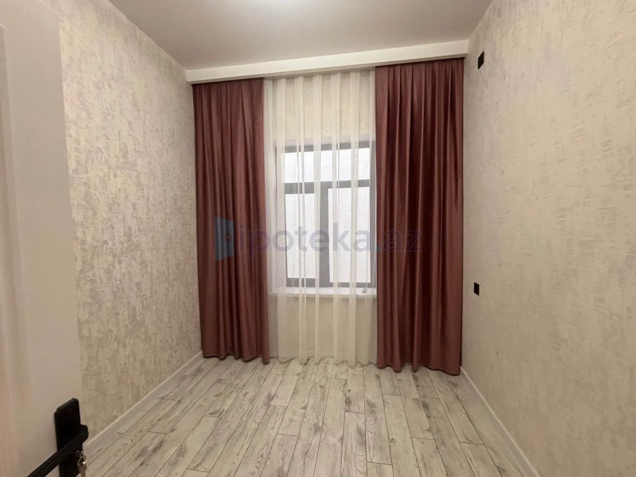 Satılır 4 otaqlı mənzil 135 m²