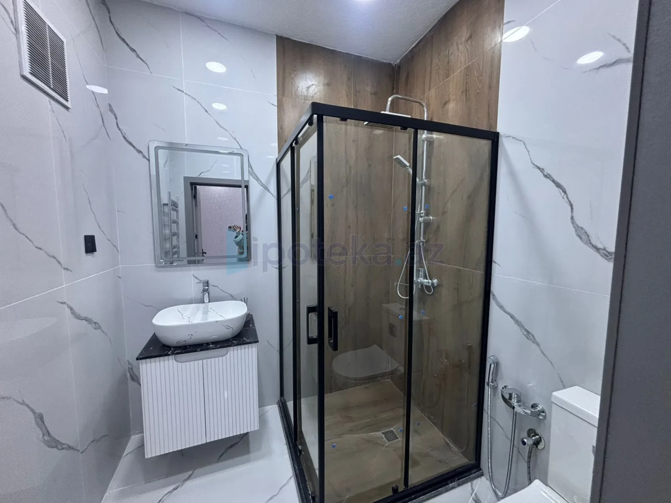Satılır 4 otaqlı mənzil 160 m²