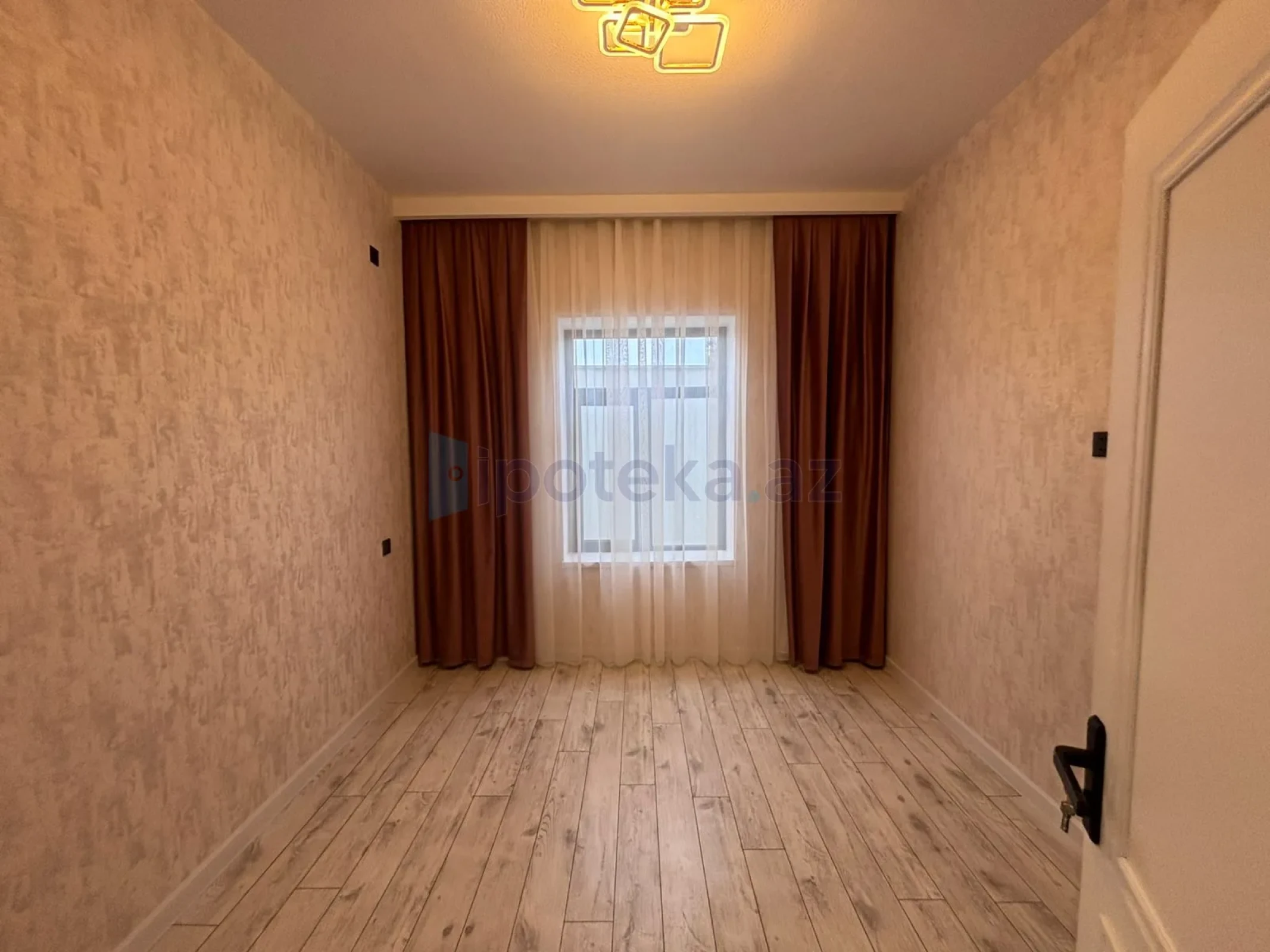 Satılır 4 otaqlı mənzil 150 m²