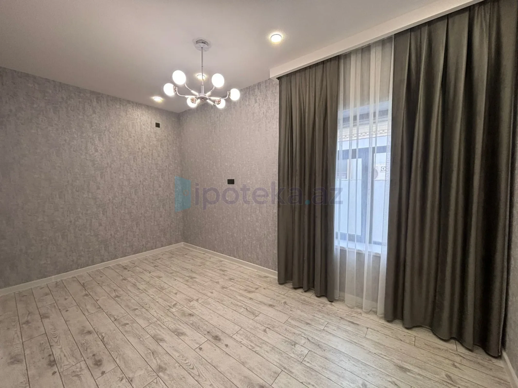 Satılır 4 otaqlı mənzil 150 m²