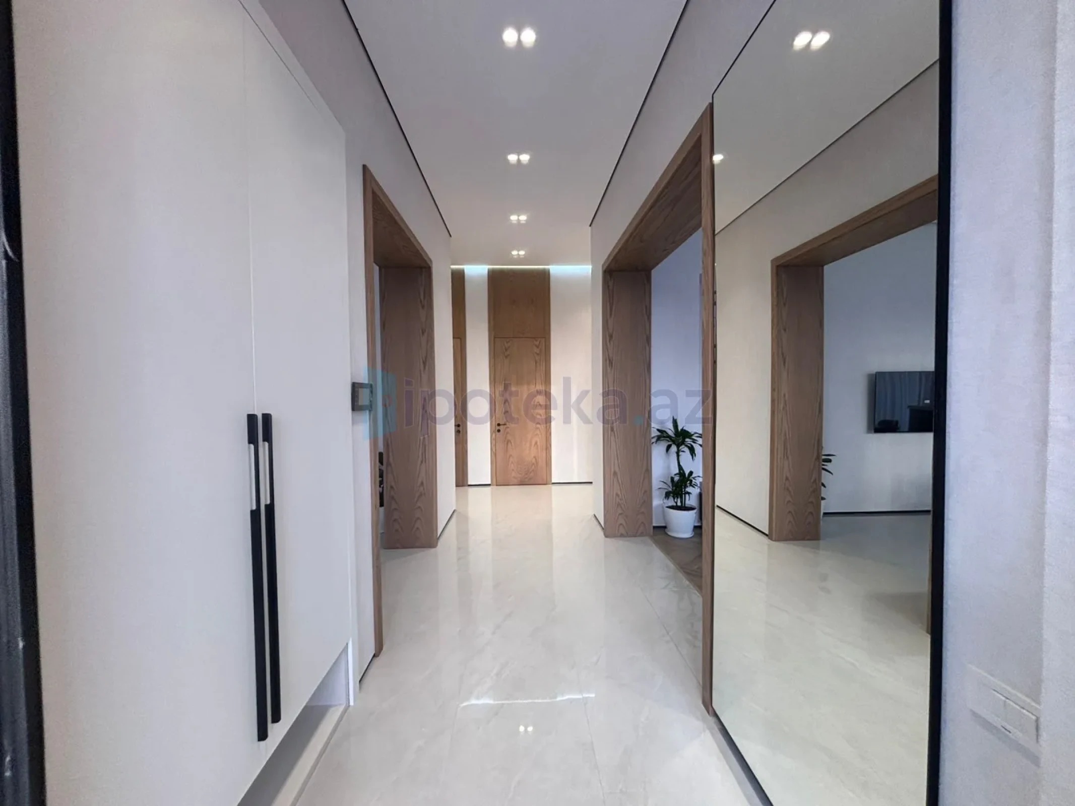 Satılır 5 otaqlı mənzil 250 m²