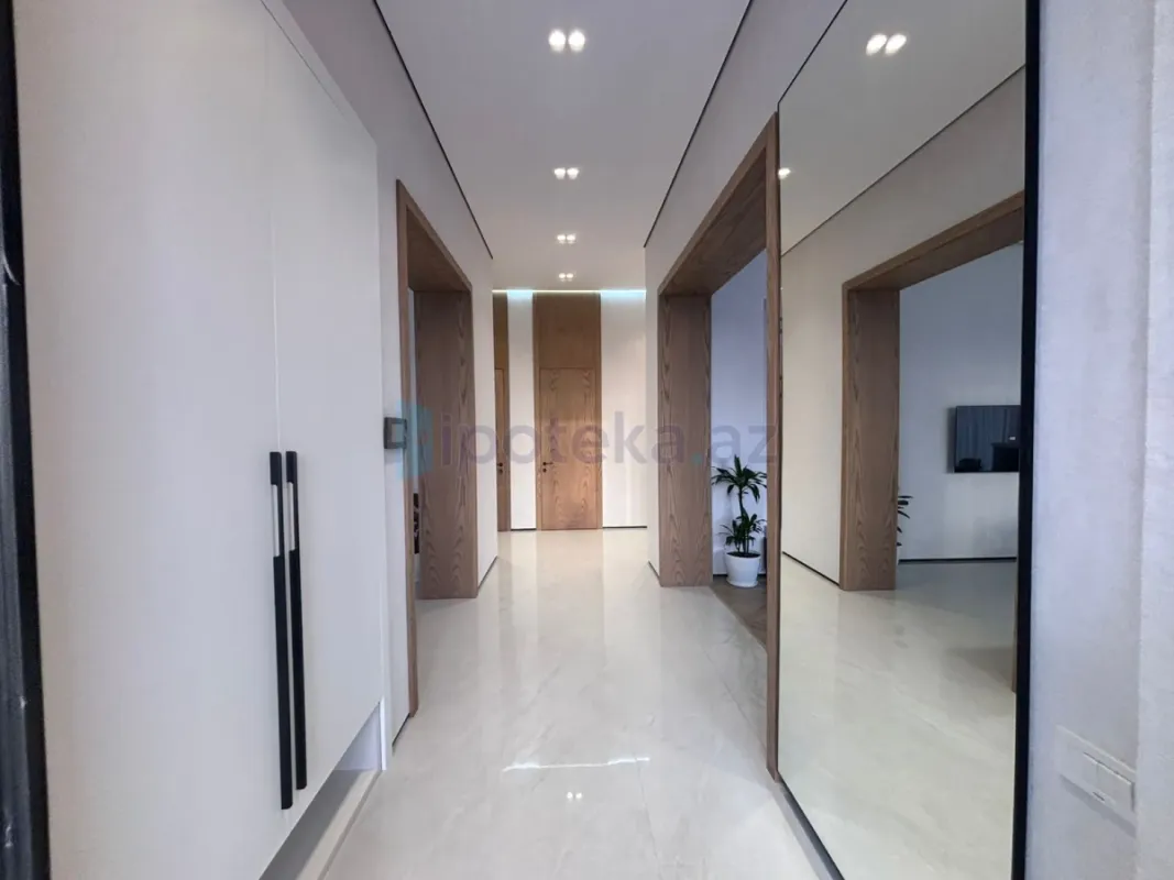 Satılır 5 otaqlı mənzil 250 m²