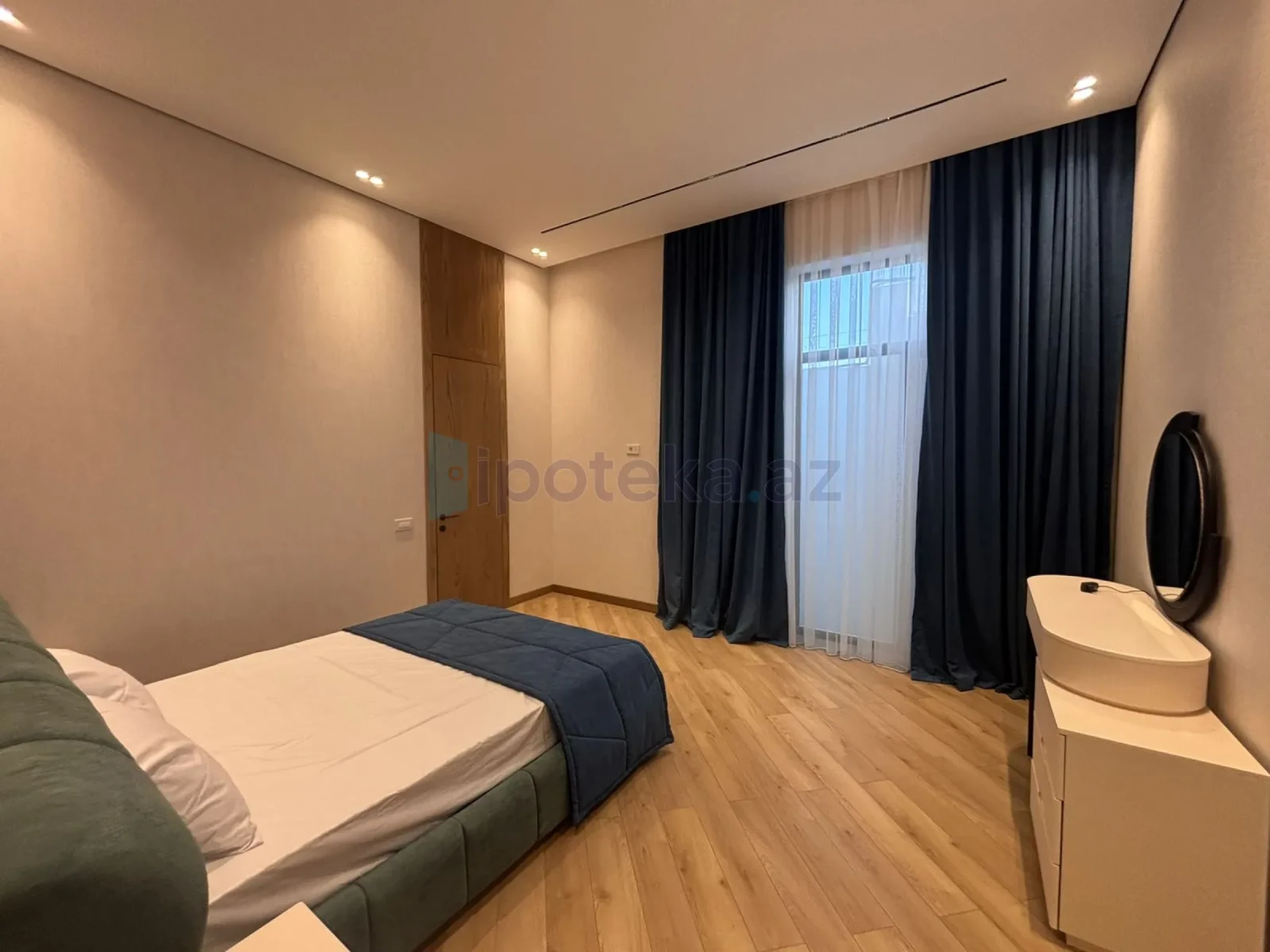 Satılır 5 otaqlı mənzil 250 m²