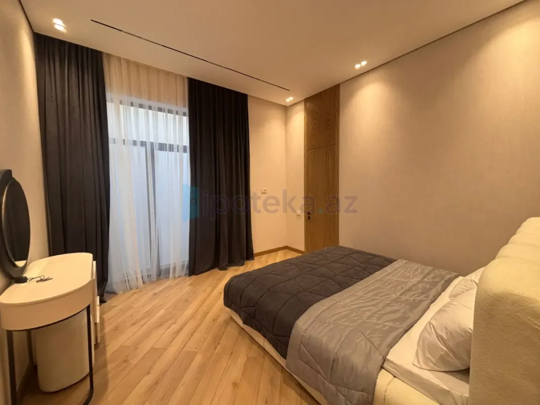 Satılır 5 otaqlı mənzil 250 m²