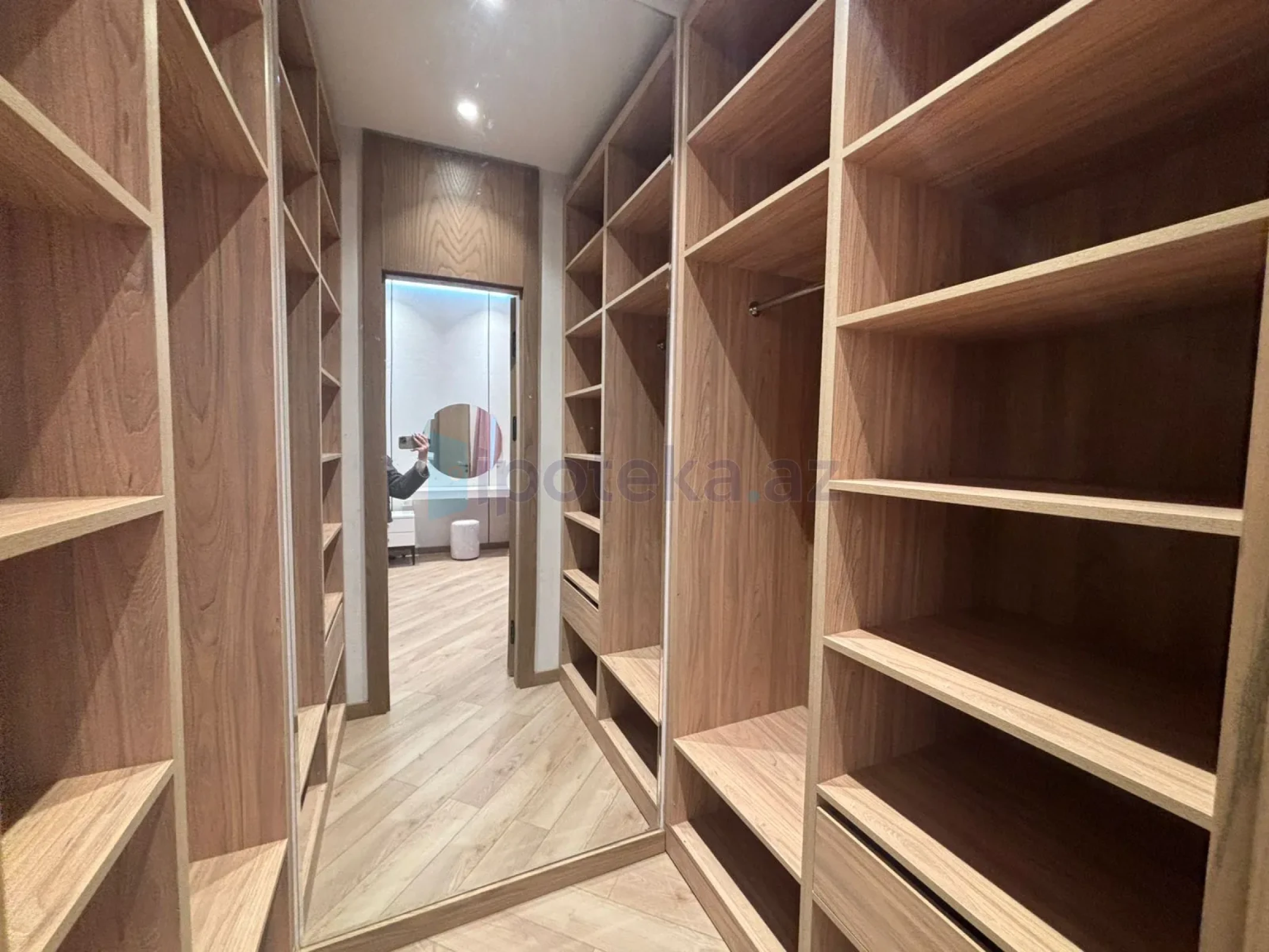 Satılır 5 otaqlı mənzil 250 m²