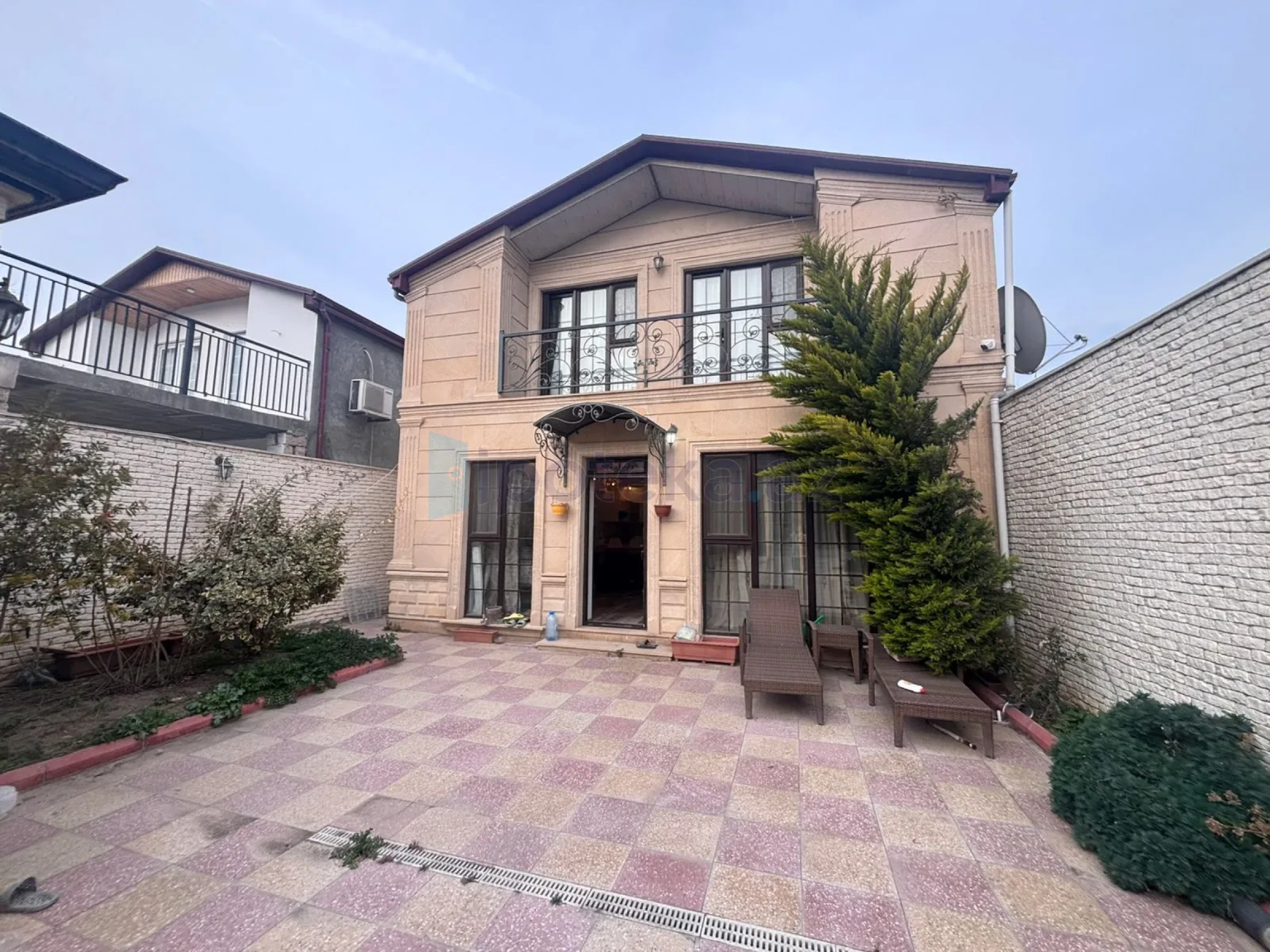 Satılır 5 otaqlı mənzil 200 m²