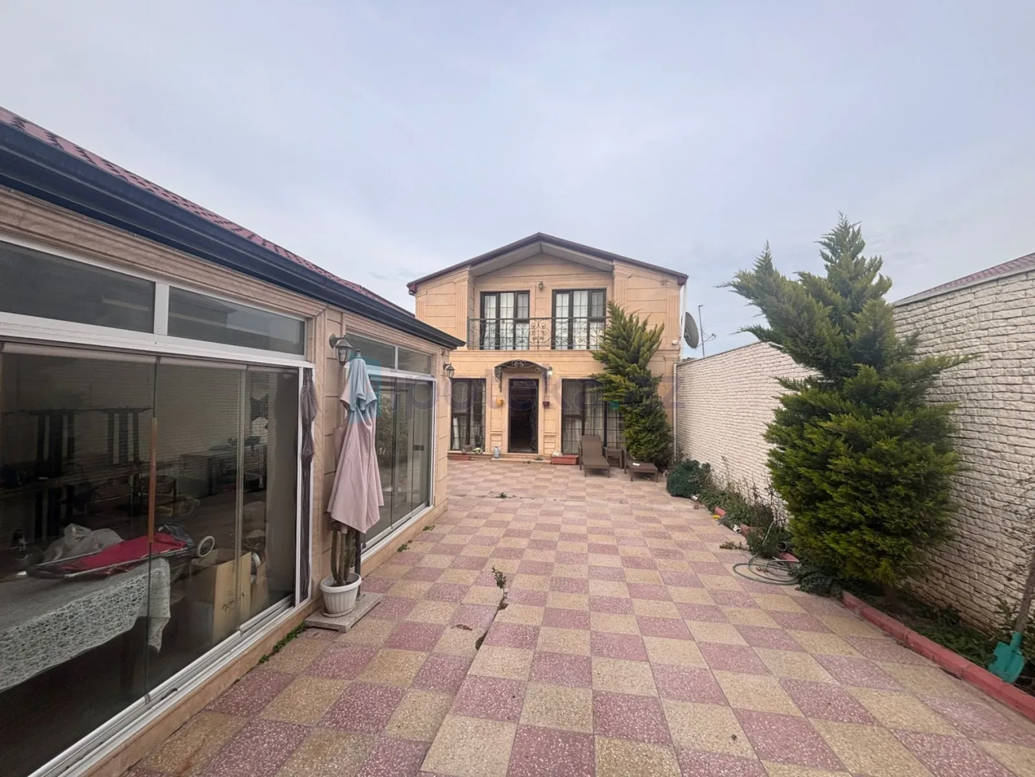 Satılır 5 otaqlı mənzil 200 m²