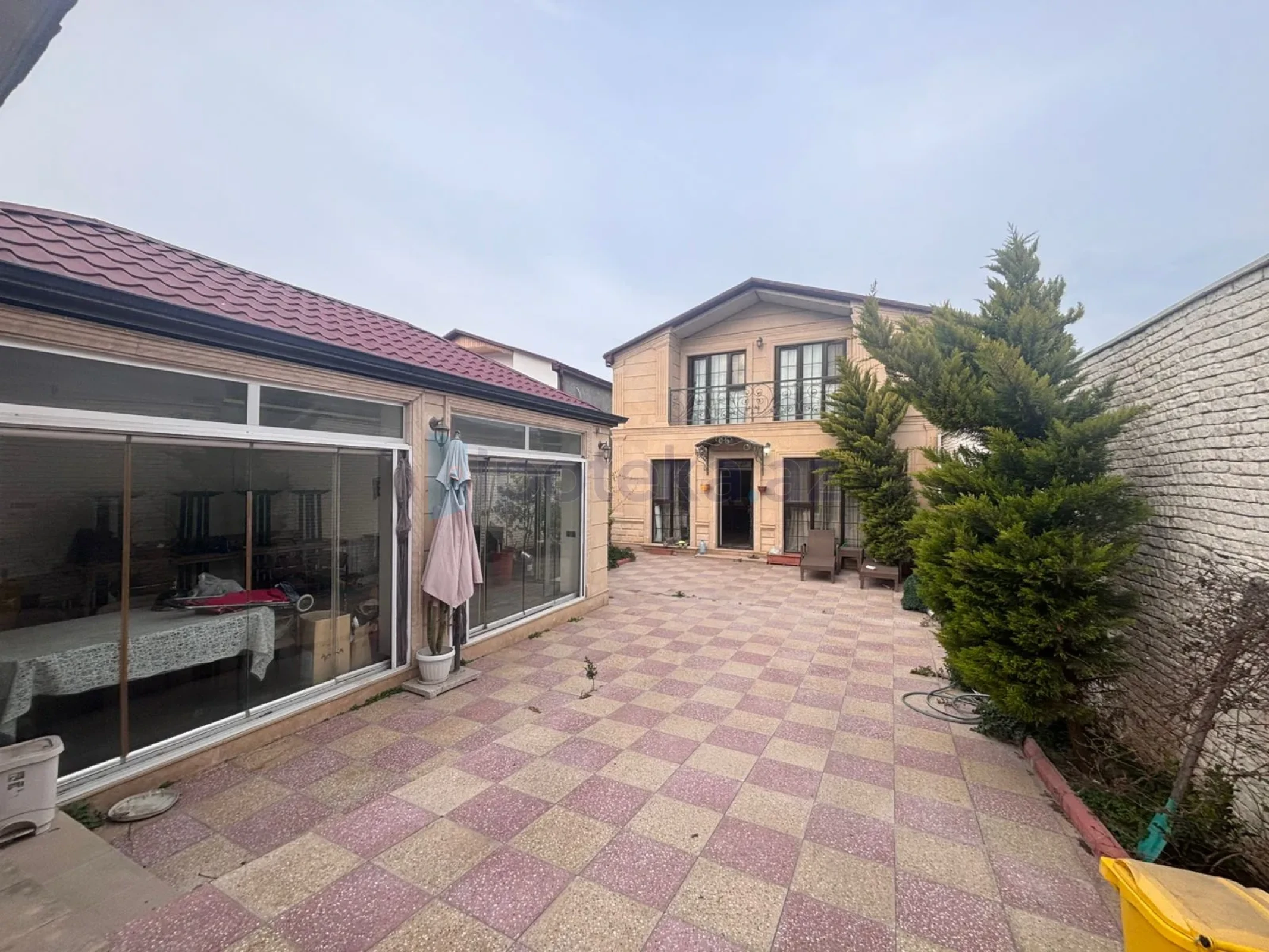 Satılır 5 otaqlı mənzil 200 m²